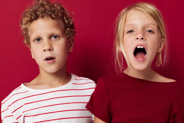 학령 미취학 아동의 감정은 매일 붉은 옷을 입고 나란 히서 있다 — 스톡 사진