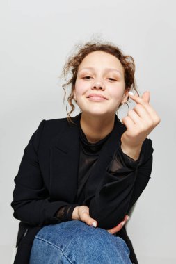 Güzel kadın zarif tarz siyah ceket yaşam tarzını değiştirmeden poz veriyor