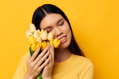 Bir buket sarı çiçekli güzel esmer, romantik stüdyo modeli değiştirilmemiş.