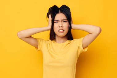 Sarı tişörtlü güzel esmer. Başında hoşnutsuz sarı bir zemin var. Değiştirilmemiş.