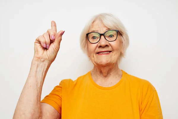 Fotografie důchodkyně v ležérním tričku a brýlích zblízka — Stock fotografie