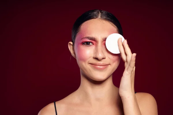 Sexig brunett kvinna rosa ansikte makeup poserar attraktiv utseende hudvård beskärd vy oförändrad — Stockfoto