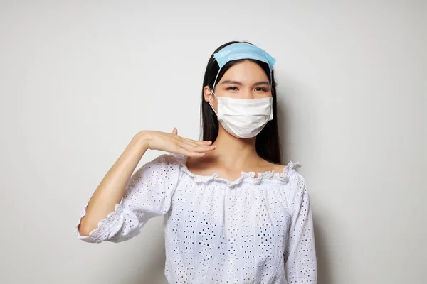 Портрет Азіатська вродлива молода жінка дві медичні маски на моделі захисту голови не змінилися — стокове фото
