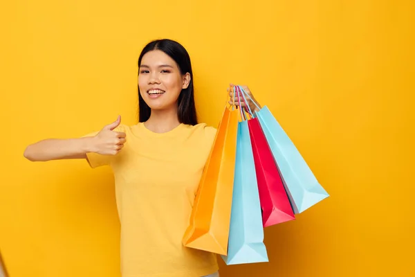 Charmant jong aziatisch vrouw mode winkelen poseren geïsoleerde achtergrond ongewijzigd — Stockfoto