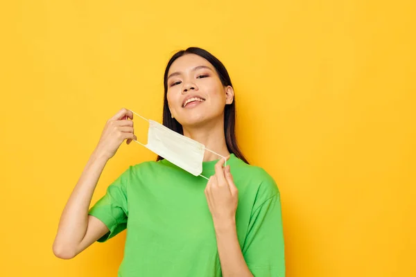 Femme avec apparence asiatique posant portant un masque médical sécurité amusant fond isolé inchangé — Photo