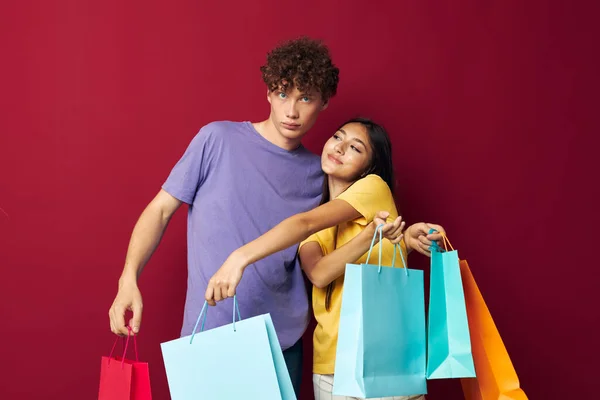 Мила молода пара барвисті сумки покупки весело спосіб життя незмінний — стокове фото
