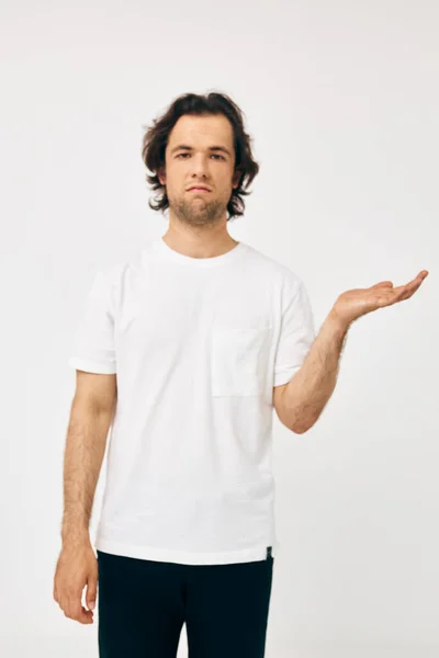 Pohledný muž v bílém tričku módní střih pohled izolované pozadí — Stock fotografie
