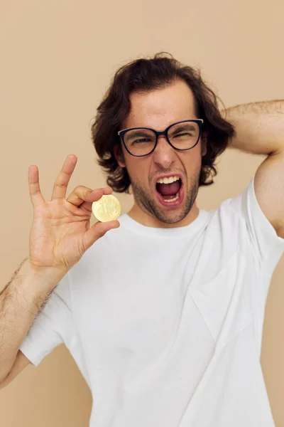 Homem em uma camiseta branca com criptomoeda Bitcoin fundo isolado — Fotografia de Stock