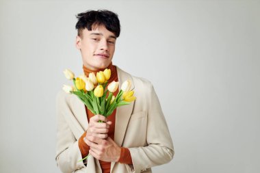 Yakışıklı, kendine güveni tam bir çiçek buketi. Tatil geçmişi değişmemiş.