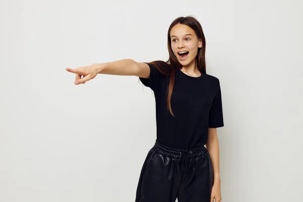 Vacker flicka i svarta byxor och en T-shirt mode isolerad bakgrund — Stockfoto