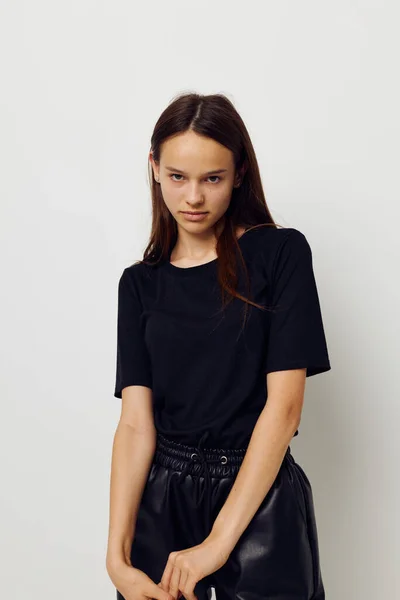 Menina bonita em um preto t-shirt mão gesto divertido isolado fundo — Fotografia de Stock