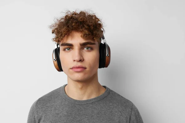 Rizado chico auriculares música tecnología aislado fondo — Foto de Stock