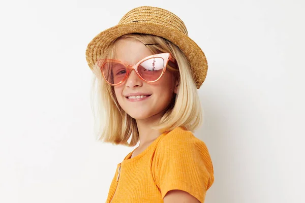Χαριτωμένο κορίτσι με ξανθά μαλλιά φορώντας καπέλο μόδας χαμόγελο — Φωτογραφία Αρχείου