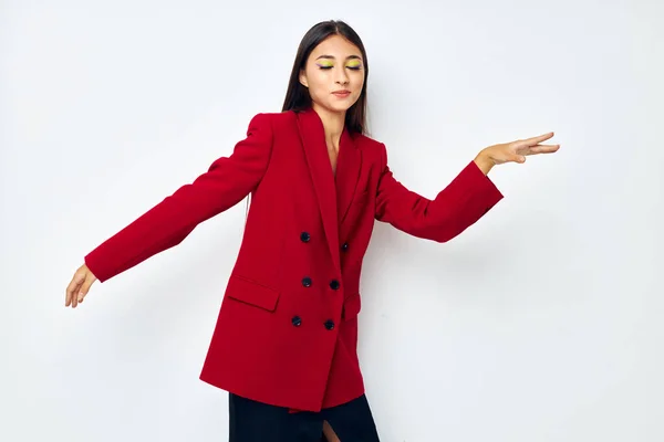 Chica atractiva en una chaqueta roja cosméticos sonrisa modelo de estudio inalterado — Foto de Stock