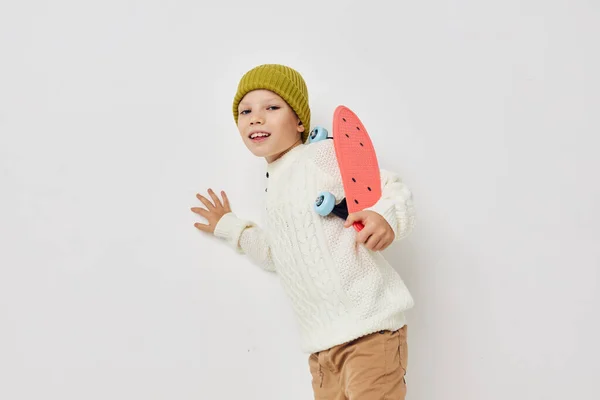Ritratto di felice sorridente bambina posa skateboard intrattenimento luce sfondo — Foto Stock
