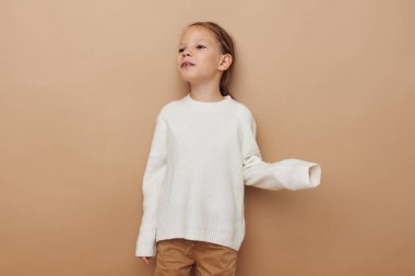 Beyaz kazaklı tatlı kız el hareketleriyle hayat tarzını değiştiriyor.