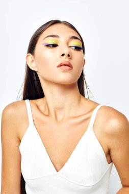 Güzel, esmer, beyaz tişörtlü, el hareketleriyle büyüleyici bir hayat tarzı var.