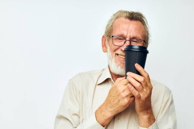 Gömlekli ve gözlüklü yaşlı adam siyah cam ışıklı arka plan