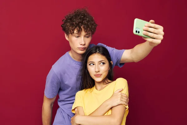Una giovane coppia stile moderno emozioni divertente telefono Stile giovanile — Foto Stock