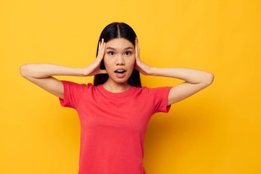 Güzel esmer hareketler, elleri gündelik kıyafetler içinde fotokopi-uzay yaşam tarzı değiştirilmemiş.