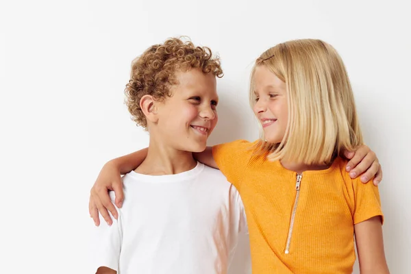 Menino e menina gestos divertidos com as mãos emoções estilo de vida infantil inalterado — Fotografia de Stock