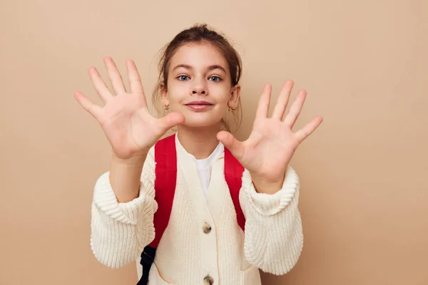 Liten flicka skolflicka med röd ryggsäck poserar barndom oförändrad — Stockfoto