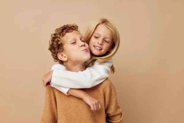Αγοράκι και κορίτσι με πουλόβερ μαζί διασκεδάζουν σαν παιδιά αναλλοίωτα. — Φωτογραφία Αρχείου