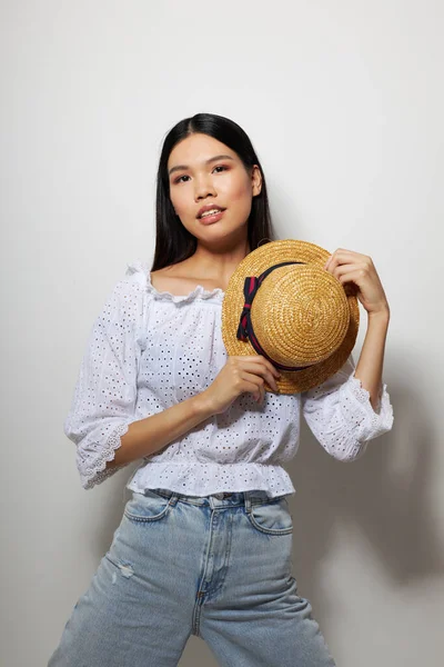 Retrato Asiático bela jovem mulher elegante roupas chapéu moda estúdio modelo inalterado — Fotografia de Stock