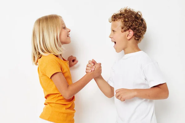 재미있는 아이들은 우정을 나누는 소년 과 소녀를 포옹 한다 — 스톡 사진