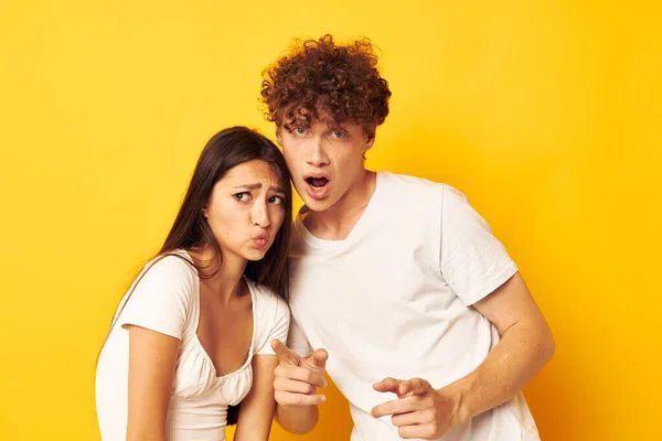 Portret van een man en een vrouw die samen poseren in witte t-shirts vriendschap Lifestyle onveranderd — Stockfoto