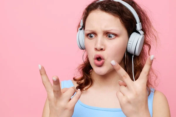 Roztomilý mladý dívka nošení sluchátka hudba domácí móda beze změny — Stock fotografie