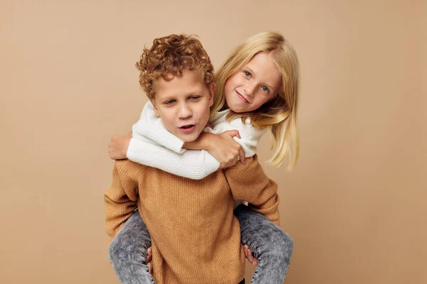 Μικρό αγόρι και κορίτσι στέκεται δίπλα σε θέτουν συναισθήματα απομονωμένο φόντο — Φωτογραφία Αρχείου