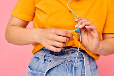 Komik kız kulaklıkları buruşturdu müzik eğlence teknolojisi pembe arka plan değiştirilmedi