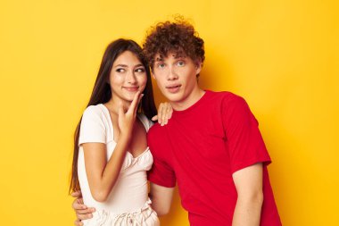 Genç erkek ve kız birbirlerine sarılırlar. Tuhaf yaşam tarzları değişmez.