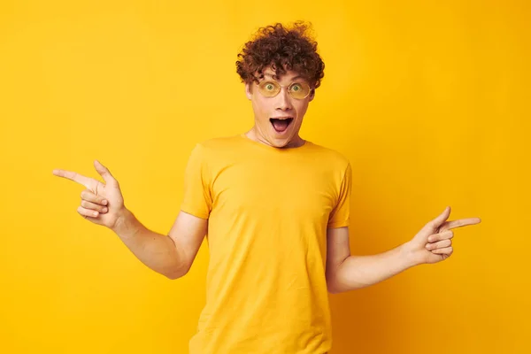 Roztomilý červenovlasý chlap žlutý tričko brýle módní ruka gesta izolované pozadí beze změny — Stock fotografie