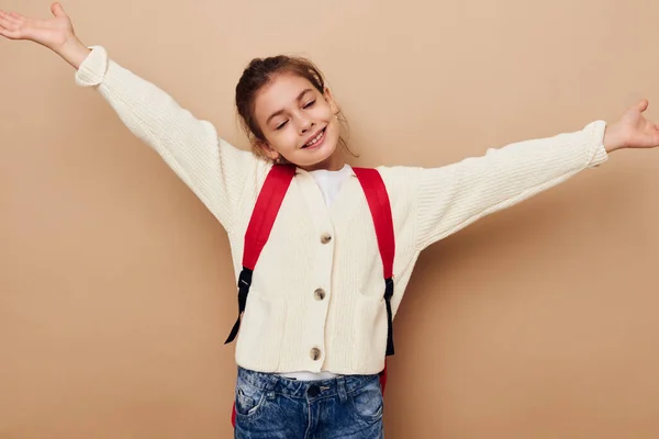 Portrait de heureux sourire enfant fille main geste sac à dos rouge Lifestyle inchangé — Photo