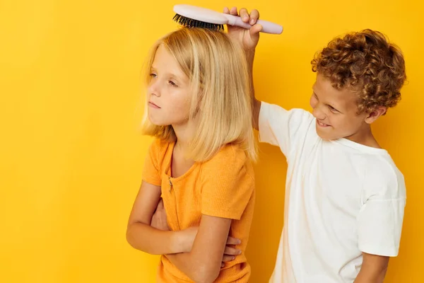 Un chico peinando un cabello rubio de chicas — Foto de Stock