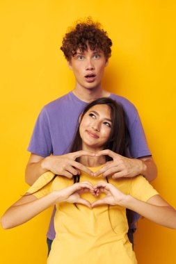 Gençlerin Arkadaşlık pozu stüdyo kayıtlarında bir değişiklik yok.