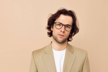 Bej takım elbiseli neşeli adam zarif stil izole edilmiş arka plan