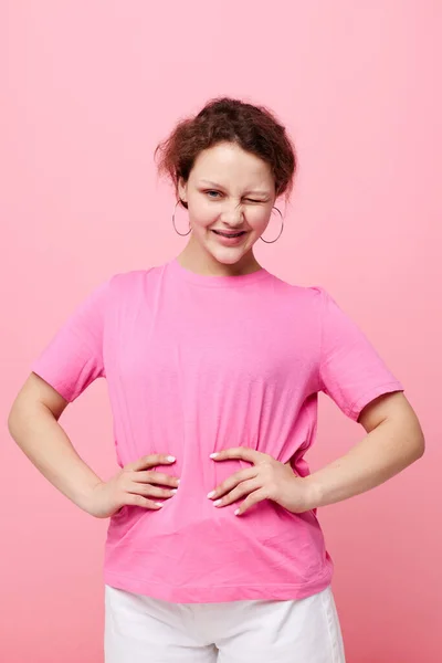 Attractive young woman in a pink T-shirt Youth fashion Lifestyle unaltered — Stock Photo, Image