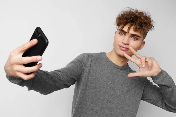 Tecnologia uomo attraente con selfie telefono sfondo isolato — Foto Stock