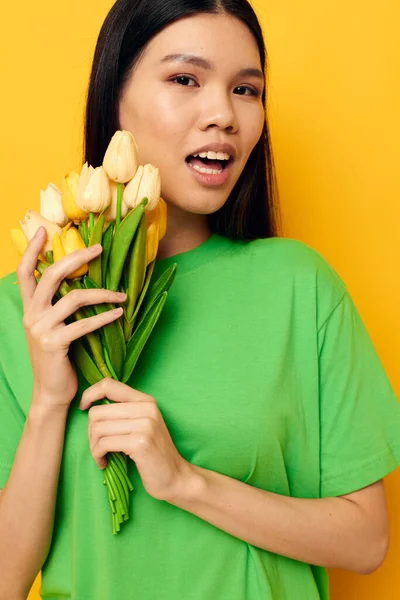 Приваблива молода азійка, букет квітів романтичний весна, що видає ізольоване тло незмінним. — стокове фото