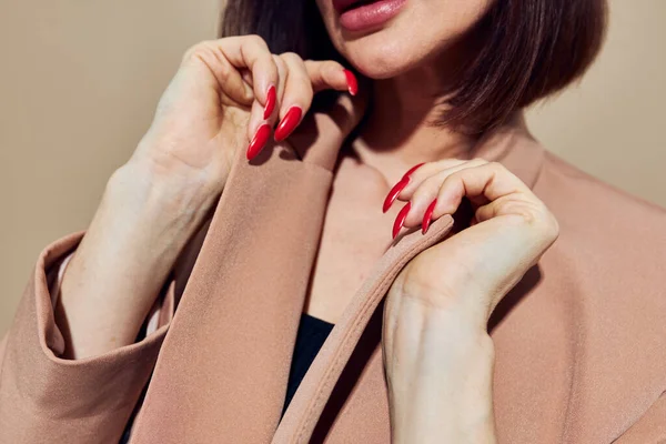 美しい女性の魅力赤い爪モデル高級隔離された背景 — ストック写真