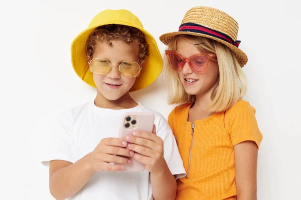 Allegro ragazzo e ragazza in occhiali alla moda cappelli selfie posa — Foto Stock
