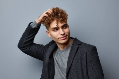 Yakışıklı adam zarif stil kendine güven moda yaşam tarzı değiştirilmemiş