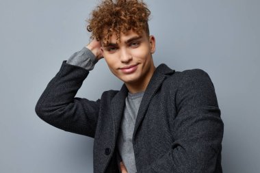 Yakışıklı, seksi, poz veren, kendine güvenen, değişmemiş bir hayat tarzı var.