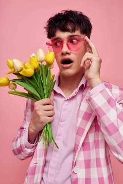 Genç bir adam pembe ekose ceket moda modern tarz izole edilmiş arka plan değiştirilmemiş.