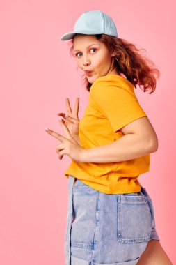 Güzel kadın somurtuyor yaz tarzı poz veriyor. Moda izole edilmiş arka planlar değiştirilmemiş.