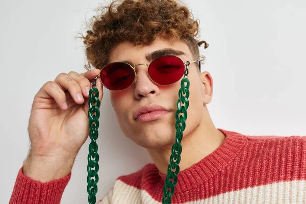 Roztomilý chlap nosí módní brýle dekorace zblízka — Stock fotografie