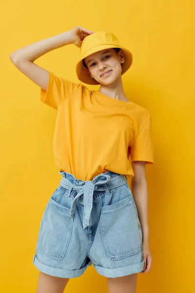 Optimistisk ung kvinna i gul hatt Ungdomsstil casual slitage isolerad bakgrund — Stockfoto